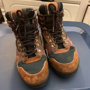 Nevado’s women’s hiking boots size 8.5
